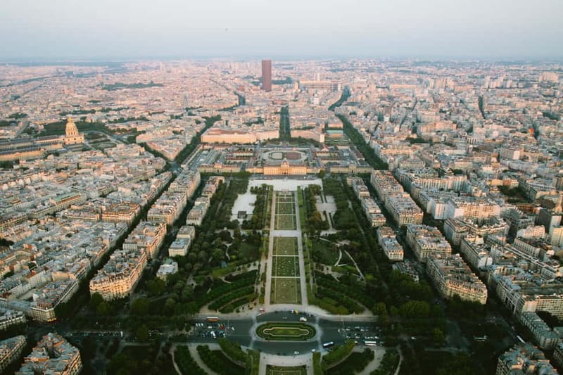 Highlights of Paris Bike Tour in English or Dutch - Practical Details: Meeting Point and Equipment