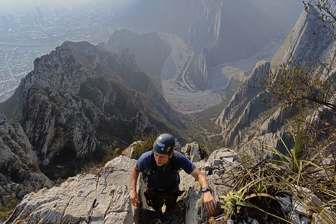 Hike and Rappel in Nest of the Aguiluchos in La Huasteca - Starting Point: Alberto García Guzmán in Santa Catarina