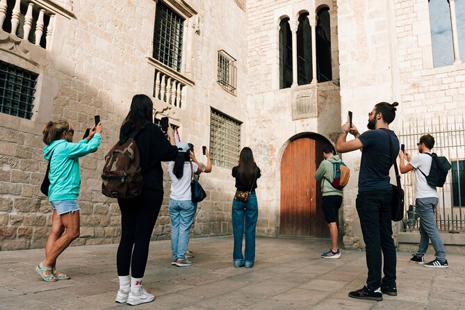 HistARy: Guided tour of the Gothic Quarter with Augmented Reality - Casa de lArdiaca and the Historic Archivo