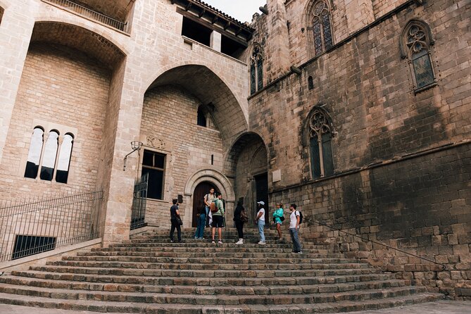 HistARy: Guided tour of the Gothic Quarter with Augmented Reality - The Royal History at Plaça del Rei