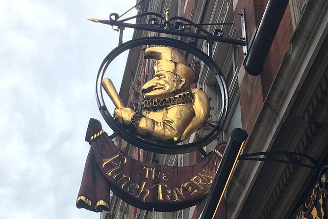 Historic City of London Pub Walk in 2000 years of history - Visiting Ye Olde Cheshire Cheese: A Pub from the 1600s