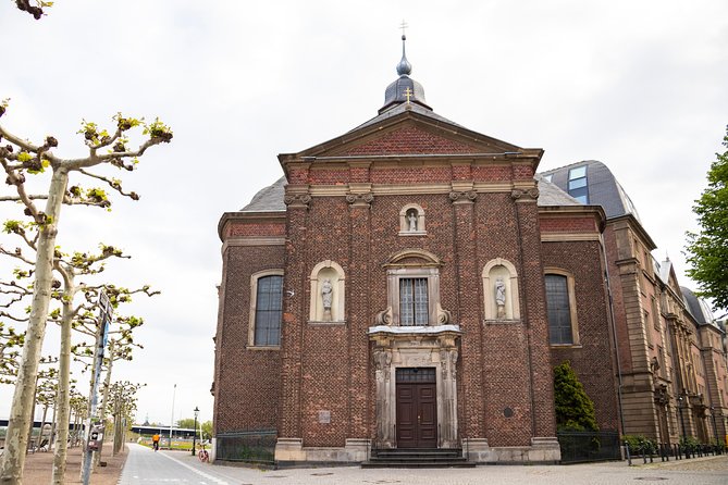 Historic Dusseldorf: Exclusive Private Tour with a Local - Visiting the Tranquil St. Lambertus Basilica