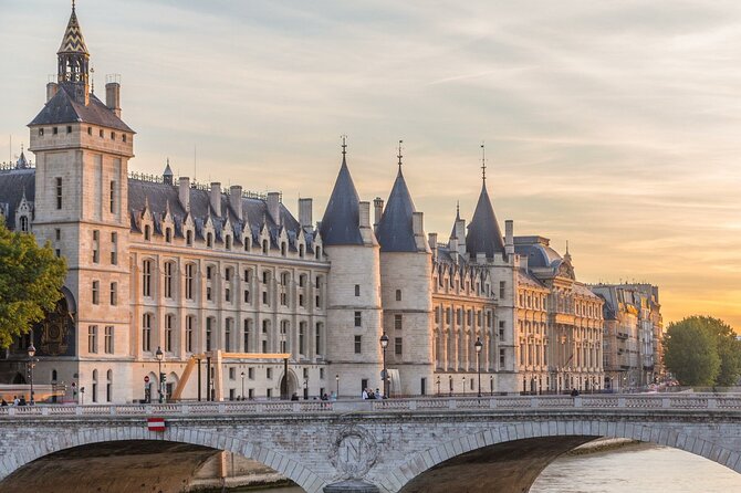 Historic Heart of Paris: Île de la Cité Walking Tour - Key Points