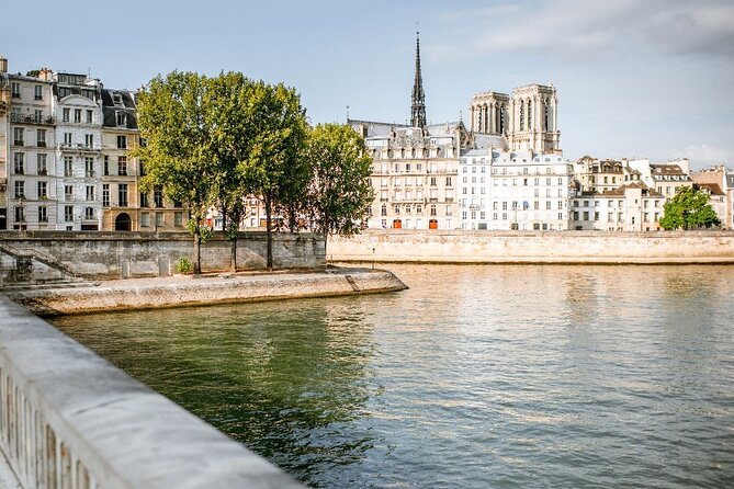 Historic Heart of Paris: Île de la Cité Walking Tour - Strolling Past Shakespeare and Company: Literary Paris
