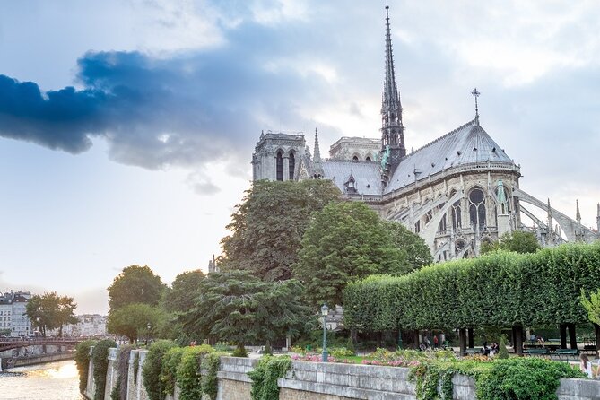 Historic Heart of Paris: Île de la Cité Walking Tour - Sainte-Chapelle: A Kaleidoscope of Stained Glass