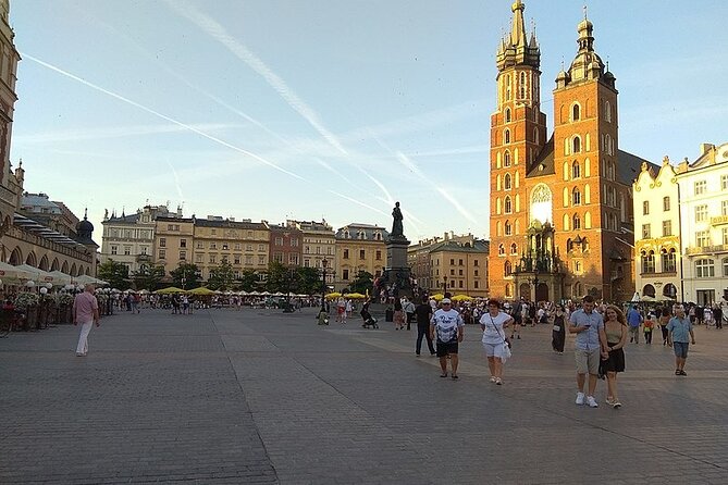 Historic Krakow : Old Town & Wawel Castle Walking tour - Practical Details: Meeting Point and Tour Logistics
