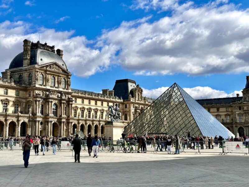 Historic Paris Walking Tour in English - The Guide’s Style and Engagement