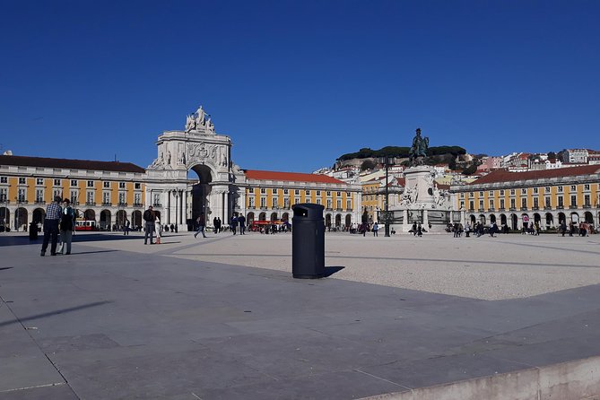 Historic Tuk Tour 1h30 - The Significance of Lisbon Cathedral and Its Surroundings