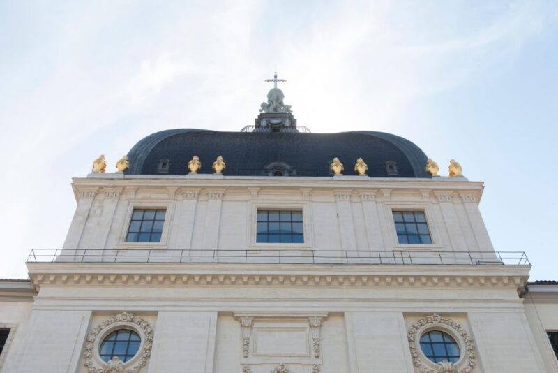 Historical and naughty tour of Lyon in french - Enter the Secret Courtyards of Lyon’s Historic Buildings
