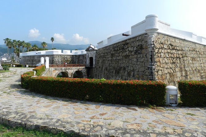 Historical Immersion 6Hrs San Diego Fort Museum Divers Lunch - Start at Plaza Alvarez in Downtown Acapulco