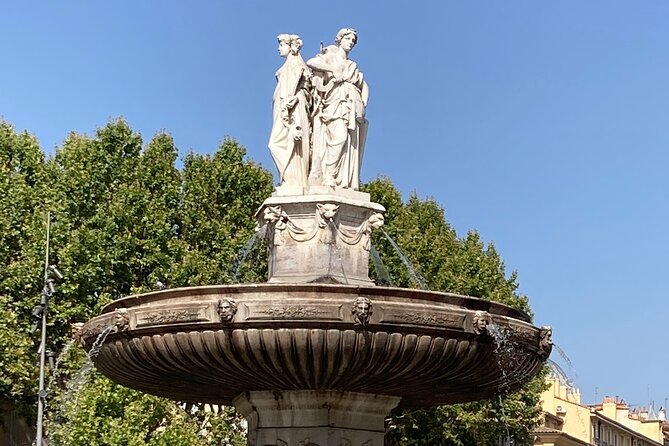 Historical visit/Treasure Hunt of Aix en Provence - Exploring Fontaine de La Rotonde
