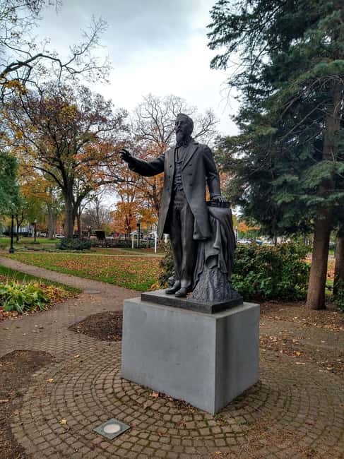 Holland, MI: Walking Tour with Hope College and Parks - Key Points