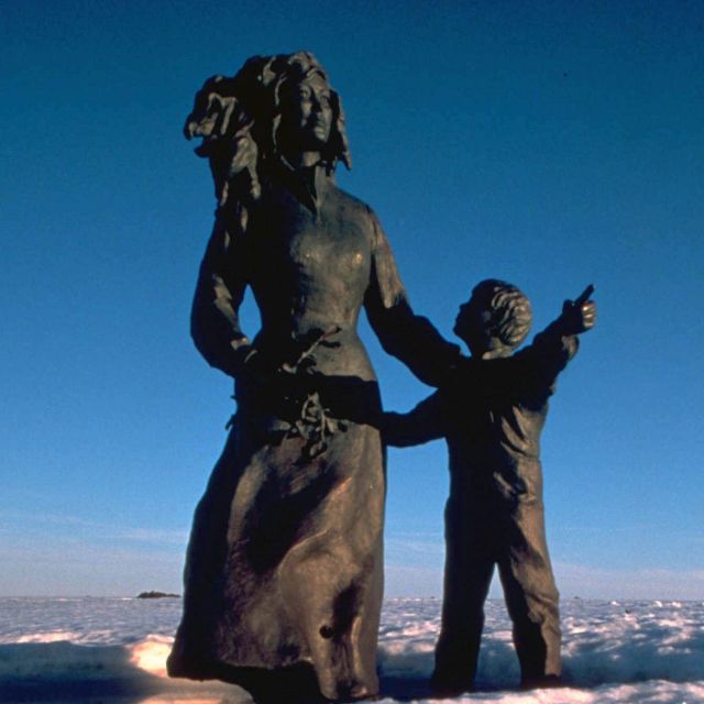 Honningsvåg: North Cape Winter Excursion with Entry Ticket - What the North Cape Hall Offers