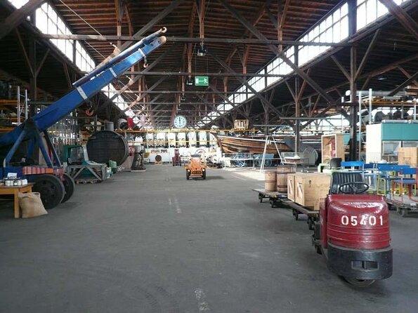 Hop-on hop-off on the water with the Maritime Circle Line in Hamburg - Discover Hamburg by Water with the Maritime Circle Line