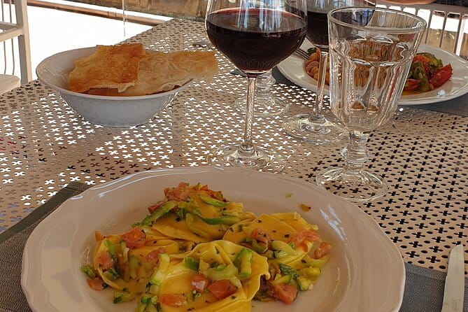 Horseback ride and gourmet cuisine in a historic food shop - Key Points