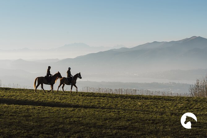 Horseback riding for experts between the lake and the mountains - Riding gear and safety equipment included in the tour