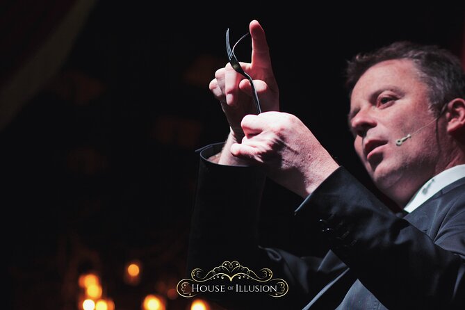 House of Illusion Magic Show with Drinks - The Performance Style and Audience Engagement