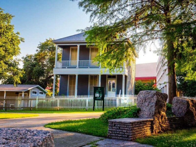 Houston: Downtown Walking History Tour - Exploring Houston’s Iconic Landmarks and Historic Buildings