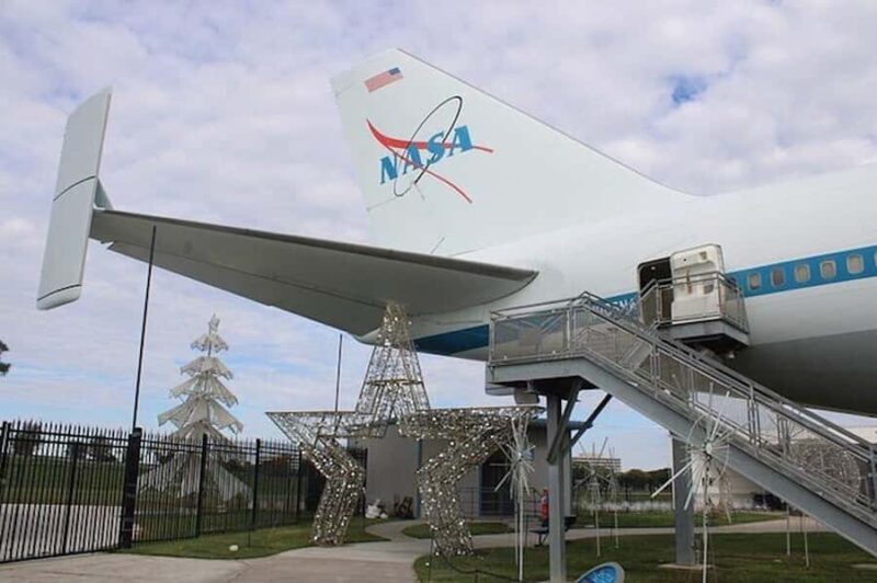 Houston Space Center Ticket With NASA Expert Guide - Visiting the Iconic Saturn V Rocket in Rocket Park