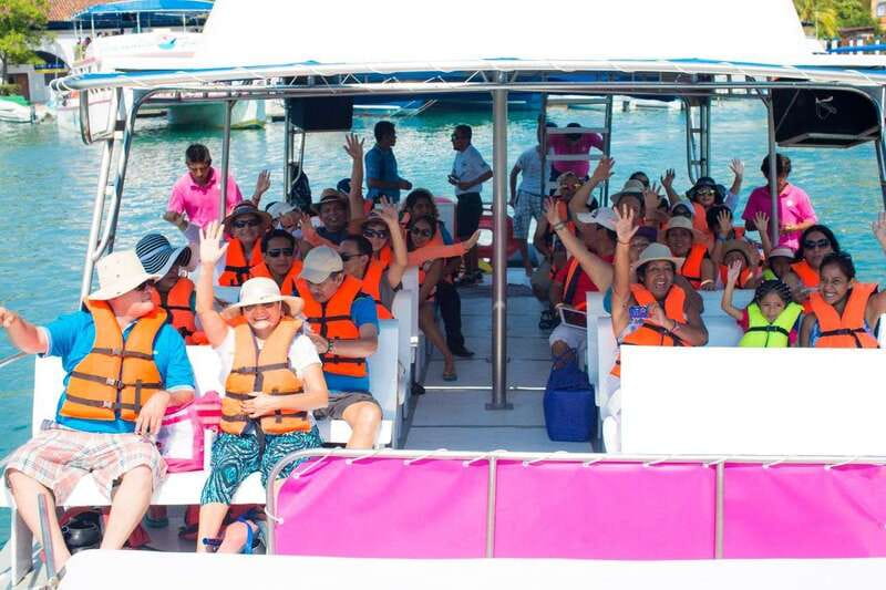 Huatulco: Bays Boat Tour with Snorkeling and Hotel Pickup - Beach Stop at Maguey Bay with Seafood Dining