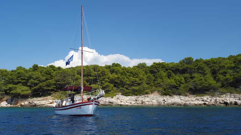 Hvar: Pakleni Islands Sailing Tour with Brunch - Lucrative Food and Beverage Offerings on Board