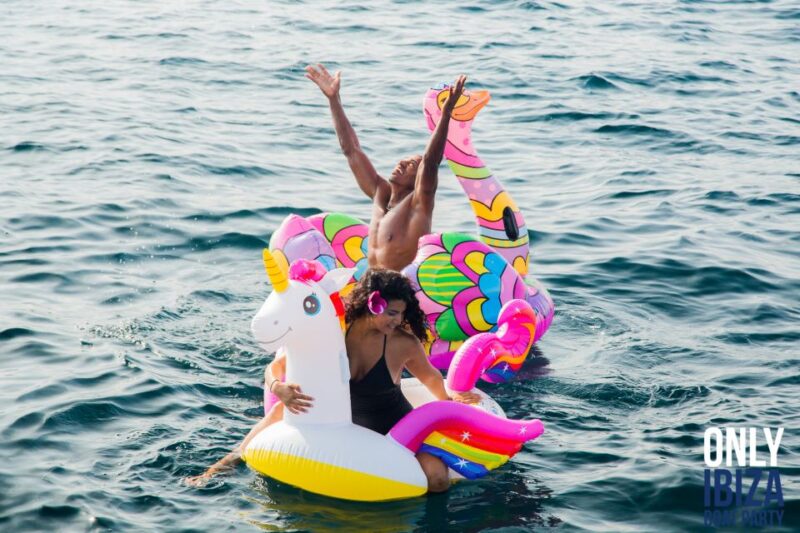 Ibiza floating club - Best Dj sesión at sea - Entertainment and Games Keep the Energy High