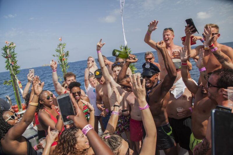 Ibiza floating club - Best Dj sesión at sea - Who Will Love the Ibiza Floating Club?