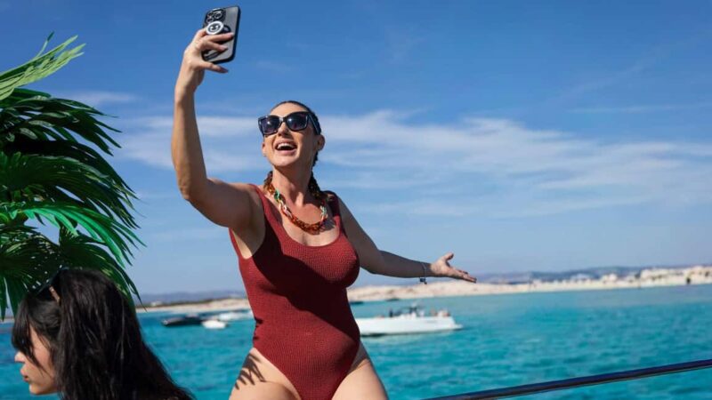 Ibiza: Formentera Boat Tour with Meals, Water & Open Bar - Key Points