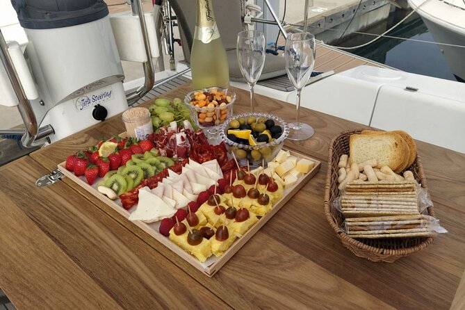 Ibiza sunset boat trip with appetizers and champagne, 6 guests - Key Points