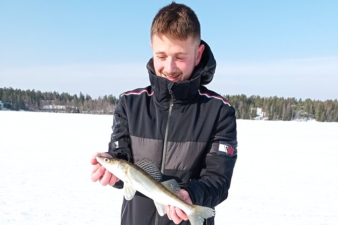 Ice fishing experience with Backpacker Helsinki Tour - The Guide: Knowledgeable and Friendly Assistance
