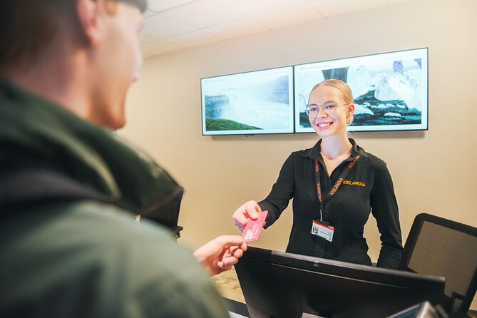 Iceland Airport Transfer from Reykjavík Hotels to KEF Airport - Accessibility and Group Size