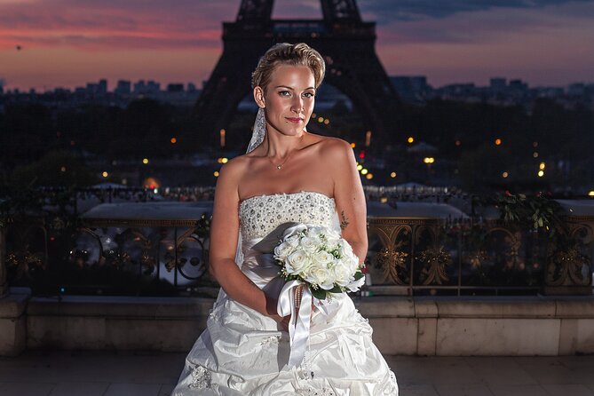 Iconic Portraits in an Exclusive Photoshoot at the Eiffel Tower - Expert Photographer and Personalized Experience