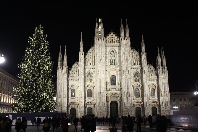 Illuminated Milan Tour for Kids and Families with Gelato & Pizza - Art and Monuments at Piazza della Scala
