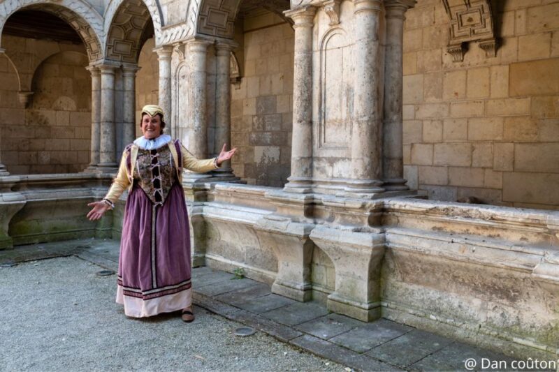 Enjoy the protestant era of La Rochelle - Exploring La Rochelle’s Protestant Era with a Theatrical Guide
