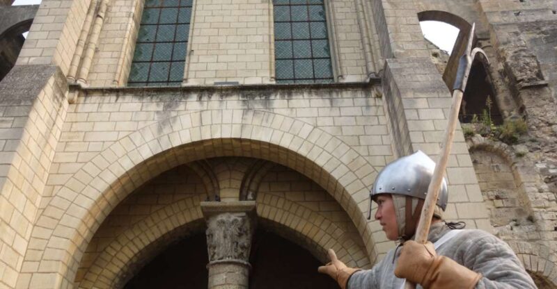 Immersive guided tour of Tours in the 13th century. - Key Points