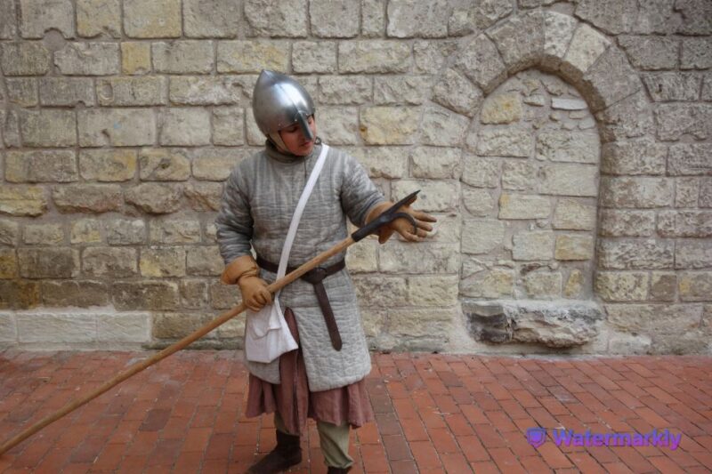 Immersive guided tour of Tours in the 13th century. - The Urban Battle for Control: Defenses and Conflicts