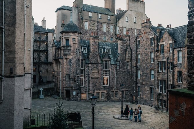 Immersive Old Town Ghost Walking Tour in Edinburgh - How the Guide Creates Atmosphere