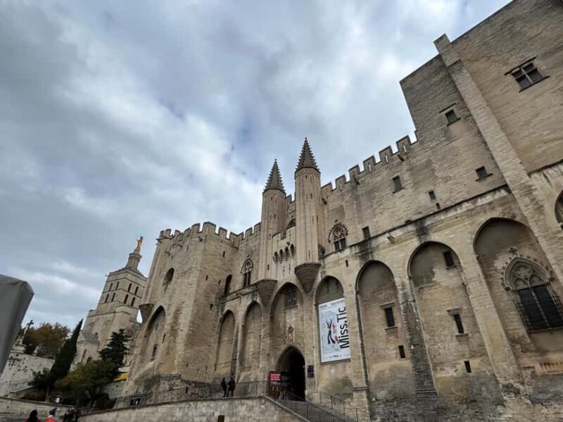 Immortalize your Souvenir d'Avignon as a button - Starting Point and Meeting Details in Avignon