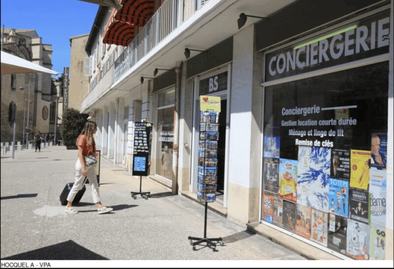 Immortalize your Souvenir d'Avignon as a button - The Guide: Local Passion and Bilingual Service