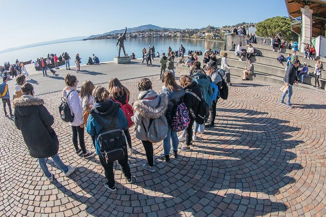 In the footsteps of Freddie Mercury (Extended 2h30 version) - Posing for Photos With the Freddie Mercury Statue