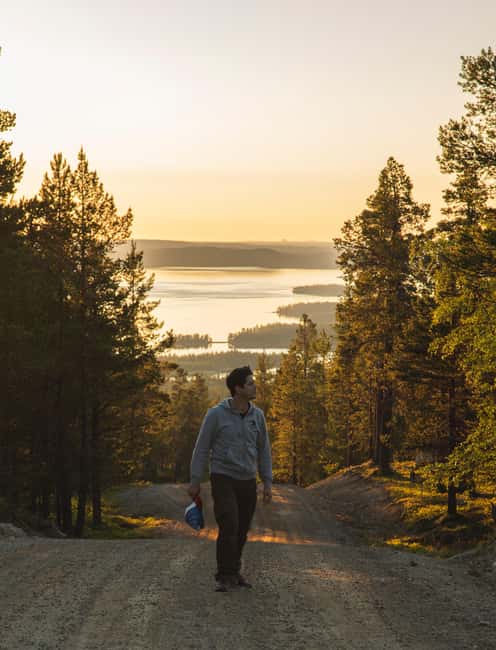 Inari: Midnight Sun Guided Hike with sparkling drinks - An Exciting 3-Hour Adventure Under the Midnight Sun in Inari