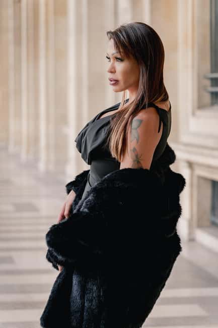 Inclusive and private photoshoot in the heart of Paris - Scenic Photo Stop at Pont de Bir-Hakeim