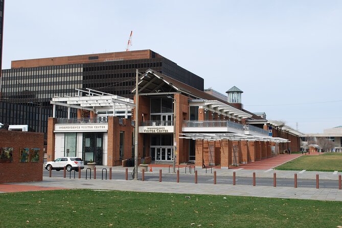 Independence Mall (Entrance to 2 Historic Sites) 2.5 Hour Walking - Significant Landmarks Along the Route