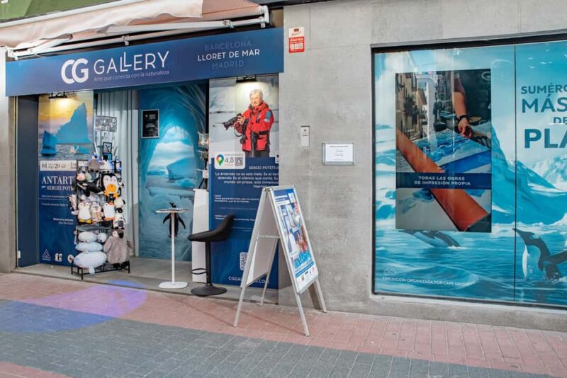 Interactive Photo-Museum of Antarctica with Virtual Reality - The Unique Interactive Antarctica Experience