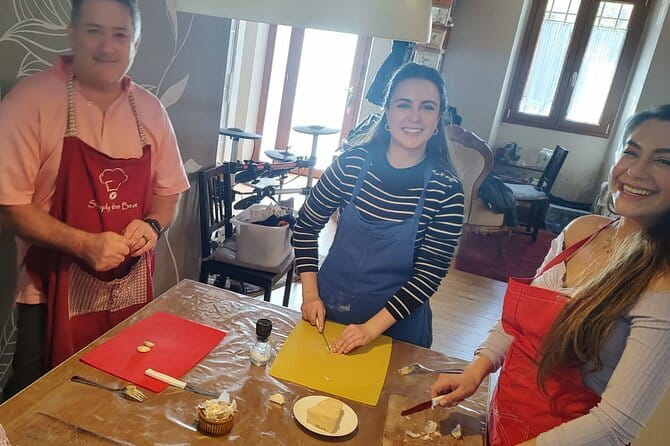 Intimate and authentic Pasta Lesson & Chianti wine. Free parking - The Convenience of the Meeting Point and Parking