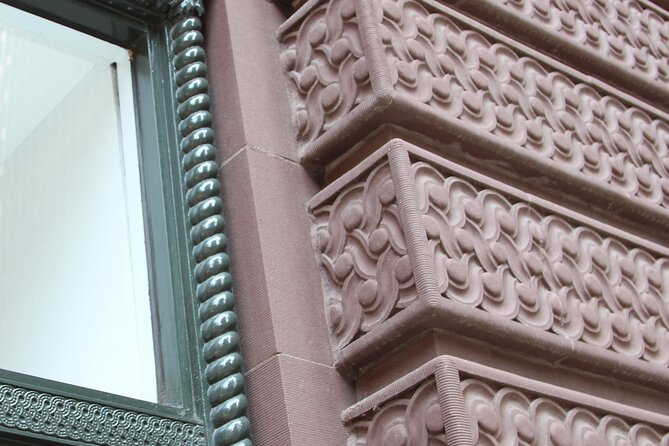 Intro to Chicago Architecture - The Unique Appeal of Marina City Building and Its Neighbors