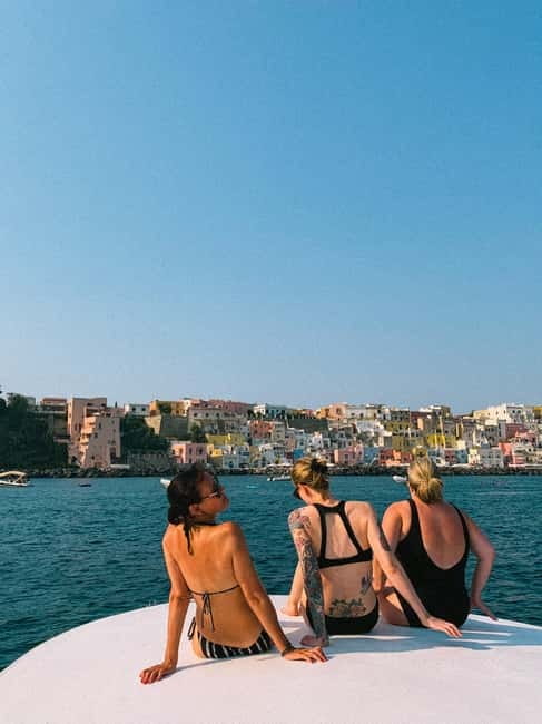 Ischia and Procida: Best Private Boat Tour of the 2 Islands - Entering the Emerald Grotto and Viewing the Play of Light