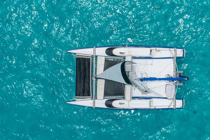 Isla Mujeres Premium Tour in Private Catamaran with Lunch - Navigating Isla Mujeres and Enjoying the Sunset Sail