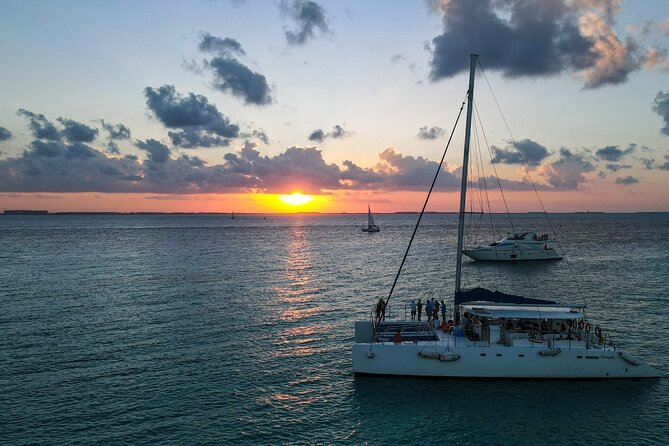 Isla Mujeres Sunset Cruise and Tour from Cancun - Time in Isla Mujeres: Shopping, Beach, and Free Exploration