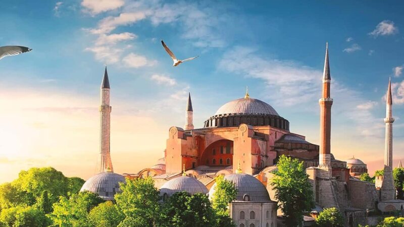 Istanbul: Balat, Blue Mosque, and Hagia Sophia Guided Tour - Key Points